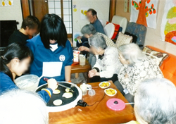 地元の中学生が職場体験でおやつ作りをしてくれている写真