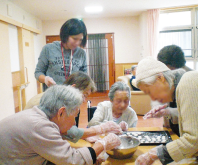 特別養護老人ホーム梅花苑でおやつ作りをしました。