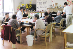 菜の花デイサービスでの食事風景