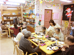 デイサービスでの昼食風景の写真