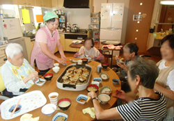 エバホームの中で餃子パーティーをしました。