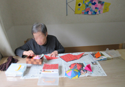 折紙で作品を制作する写真