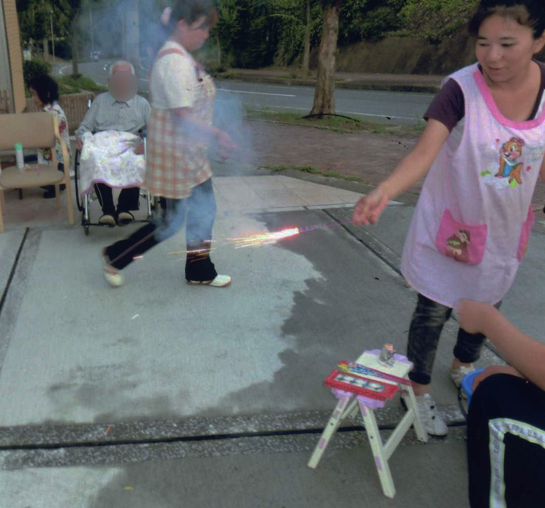 フレンド王寺のレクリエーション花火大会の様子